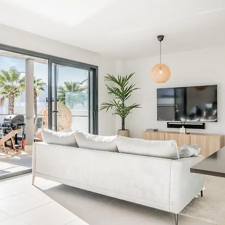 Penthouse With 3 Bedrooms אסטפונה